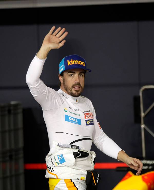 Der Spanier Fernando Alonso vom Team McLaren Honda winkt den Zuschauern.