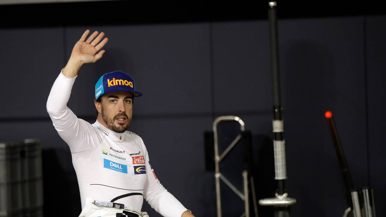 Der Spanier Fernando Alonso vom Team McLaren Honda winkt den Zuschauern.