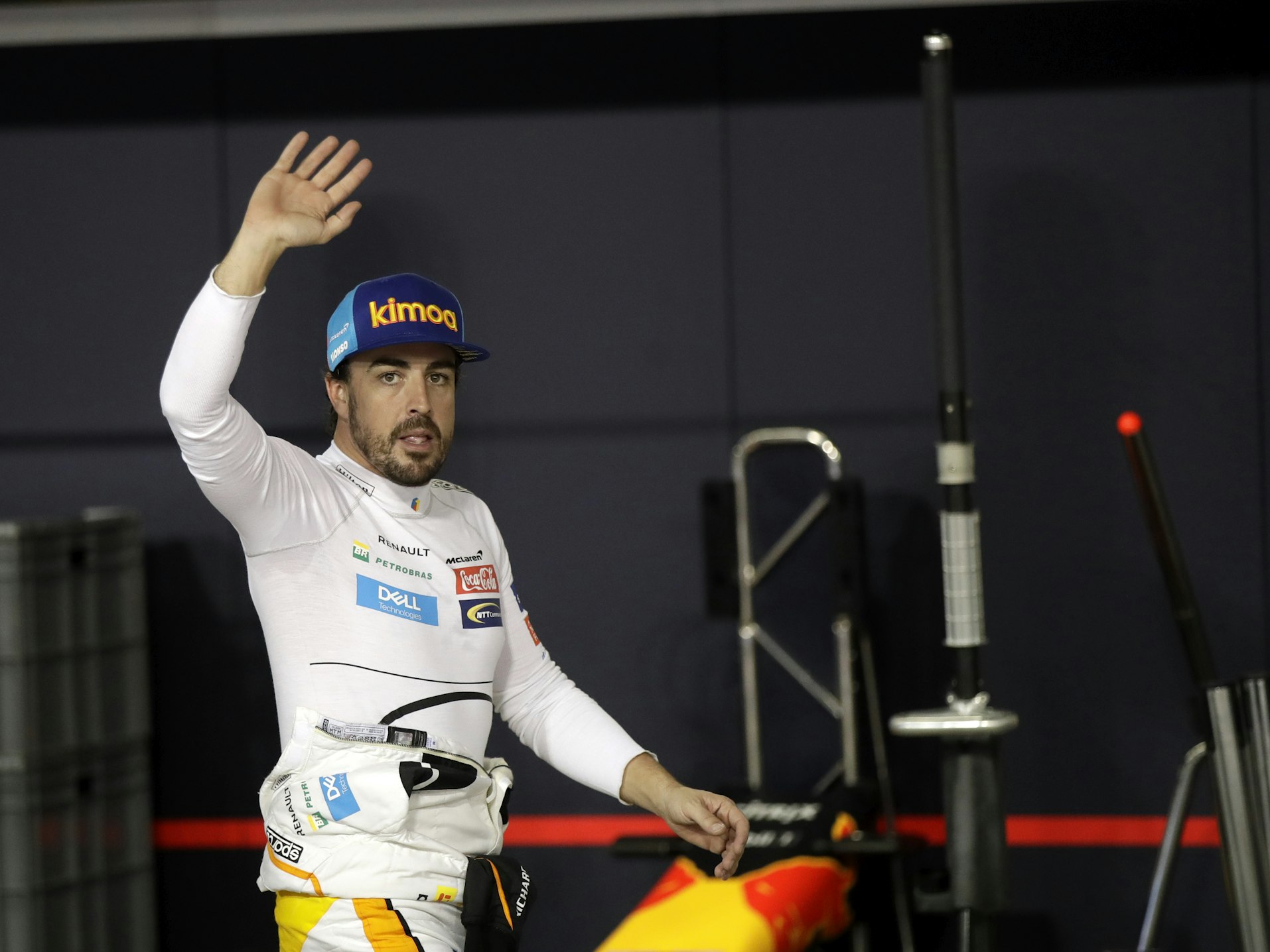 Der Spanier Fernando Alonso vom Team McLaren Honda winkt den Zuschauern.