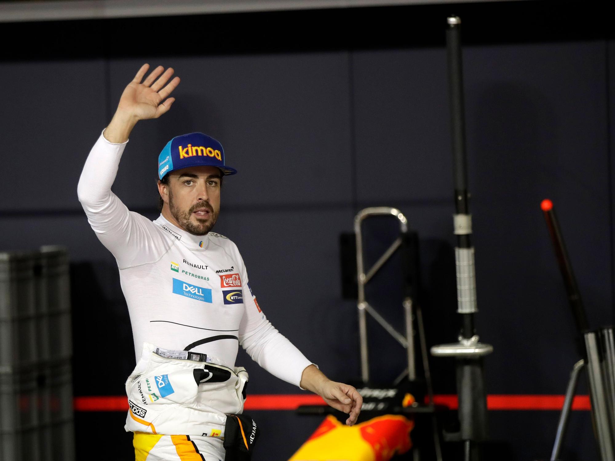 Der Spanier Fernando Alonso vom Team McLaren Honda winkt den Zuschauern.