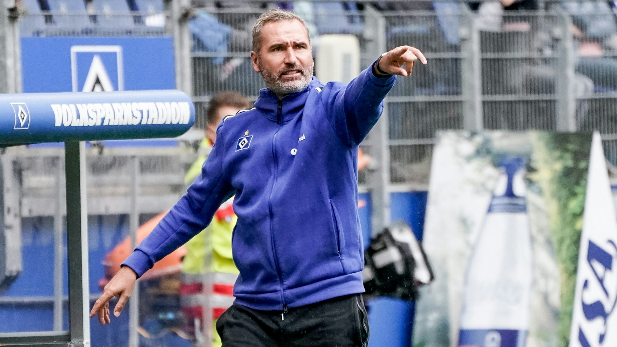 Hamburgs Trainer Tim Walter coacht sein Team.