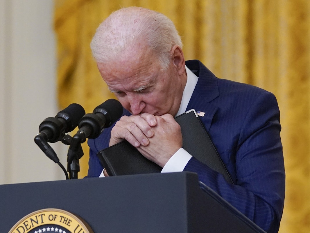 Joe Biden, US-Präsident, hält inne, als er im Weißen Haus nach dem tödlichen Anschlag in der Nähe des Flughafens von Kabul spricht.