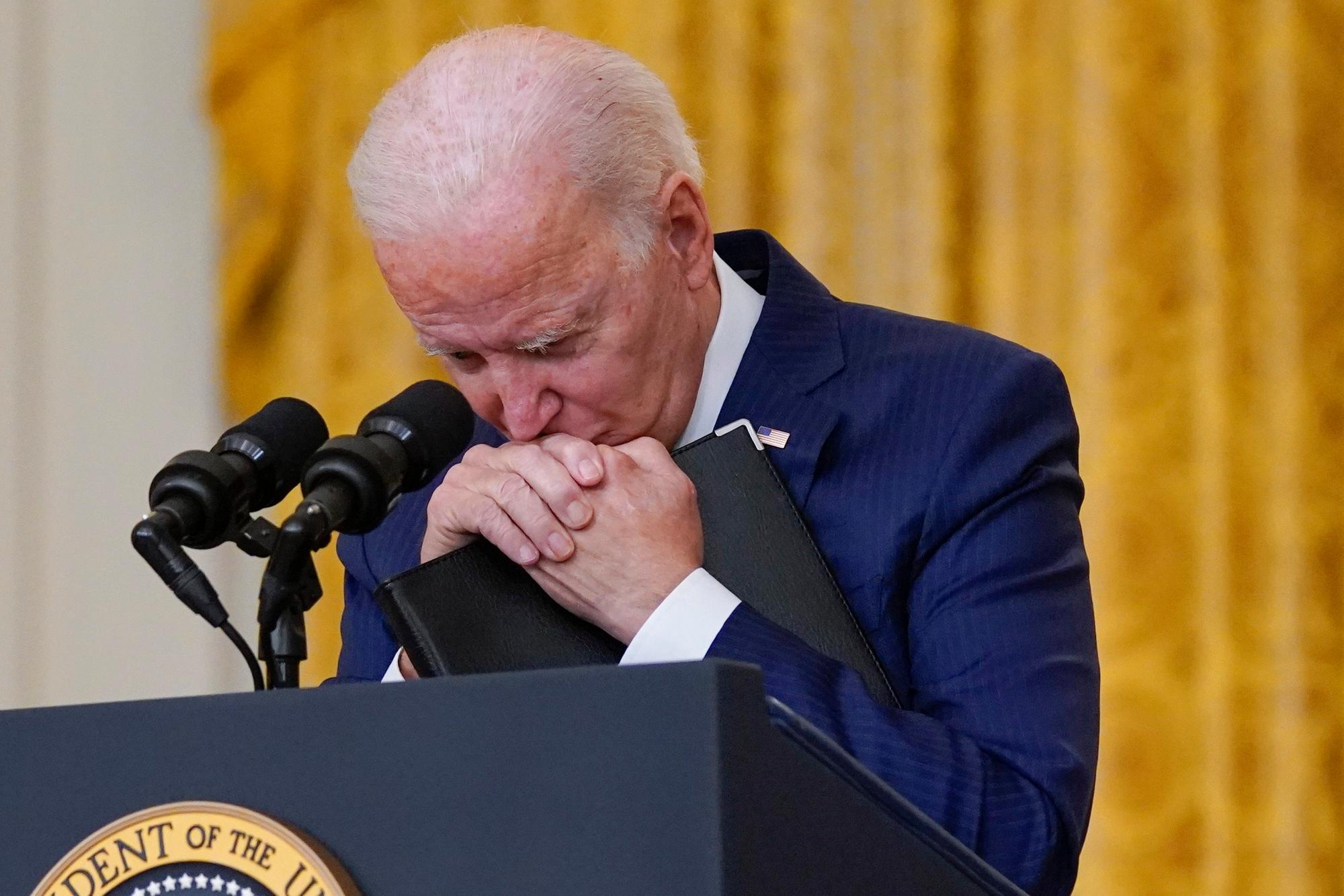 Joe Biden, US-Präsident, hält inne, als er im Weißen Haus nach dem tödlichen Anschlag in der Nähe des Flughafens von Kabul spricht.