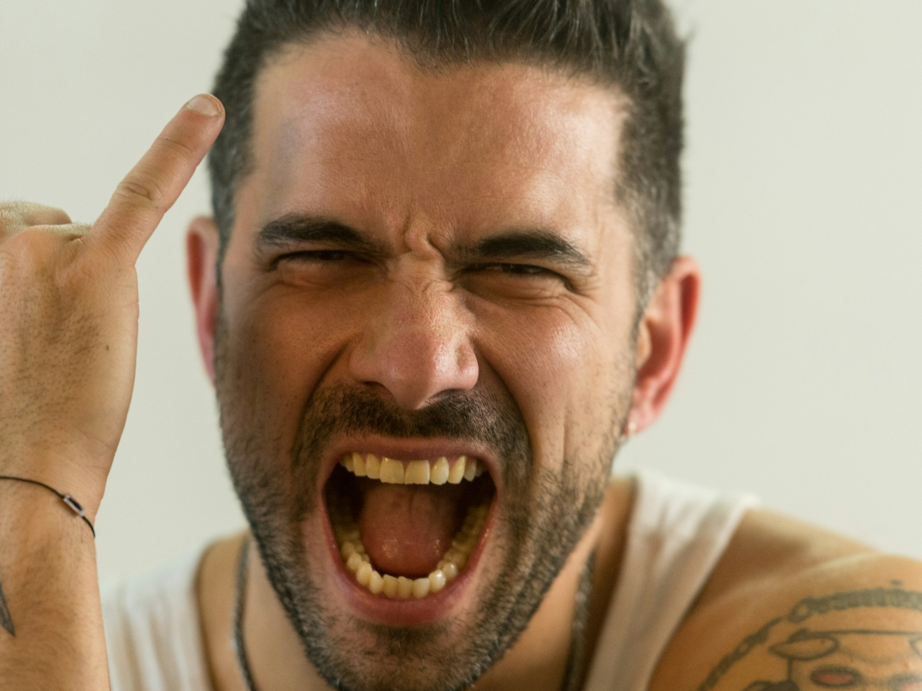 Marc Terenzi, Sänger und RTL-Dschungelkönig 2017, schaut nach einem Konzert in die Kamera des Fotografen.