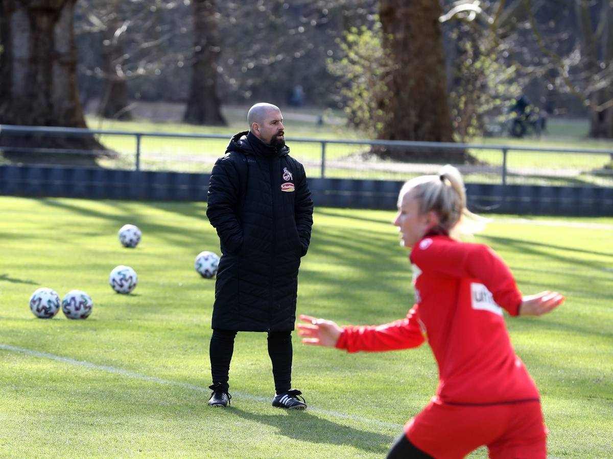Frauen-Training beim 1. FC Köln mit Trainer Sascha Glass.