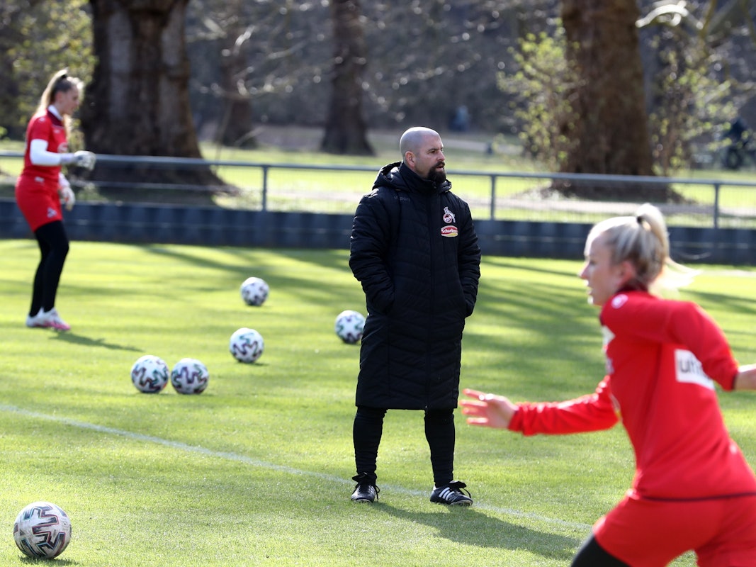 Frauen-Training beim 1. FC Köln mit Trainer Sascha Glass.