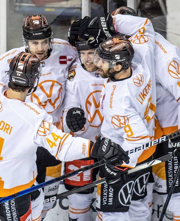 Julian Melchiori (l-r), Janik Möser, Mathis Olimb, Jeff Likens und Max Görtz von den Grizzlys Wolfsburg jubeln nach 1:1 Ausgleich durch Olimb.