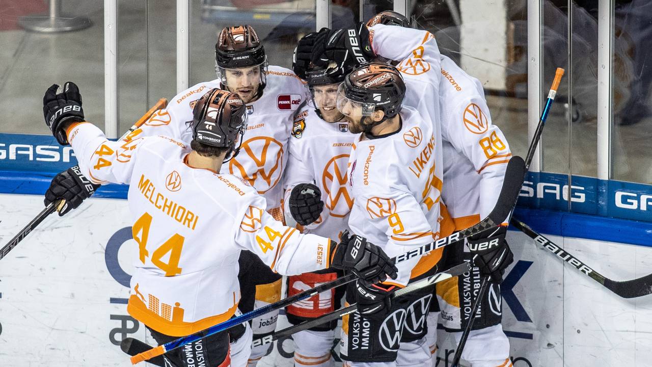 Julian Melchiori (l-r), Janik Möser, Mathis Olimb, Jeff Likens und Max Görtz von den Grizzlys Wolfsburg jubeln nach 1:1 Ausgleich durch Olimb.