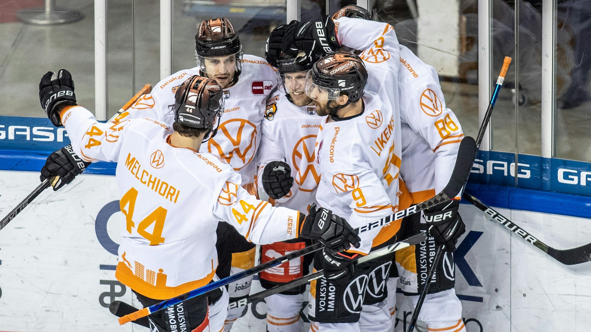Julian Melchiori (l-r), Janik Möser, Mathis Olimb, Jeff Likens und Max Görtz von den Grizzlys Wolfsburg jubeln nach 1:1 Ausgleich durch Olimb.