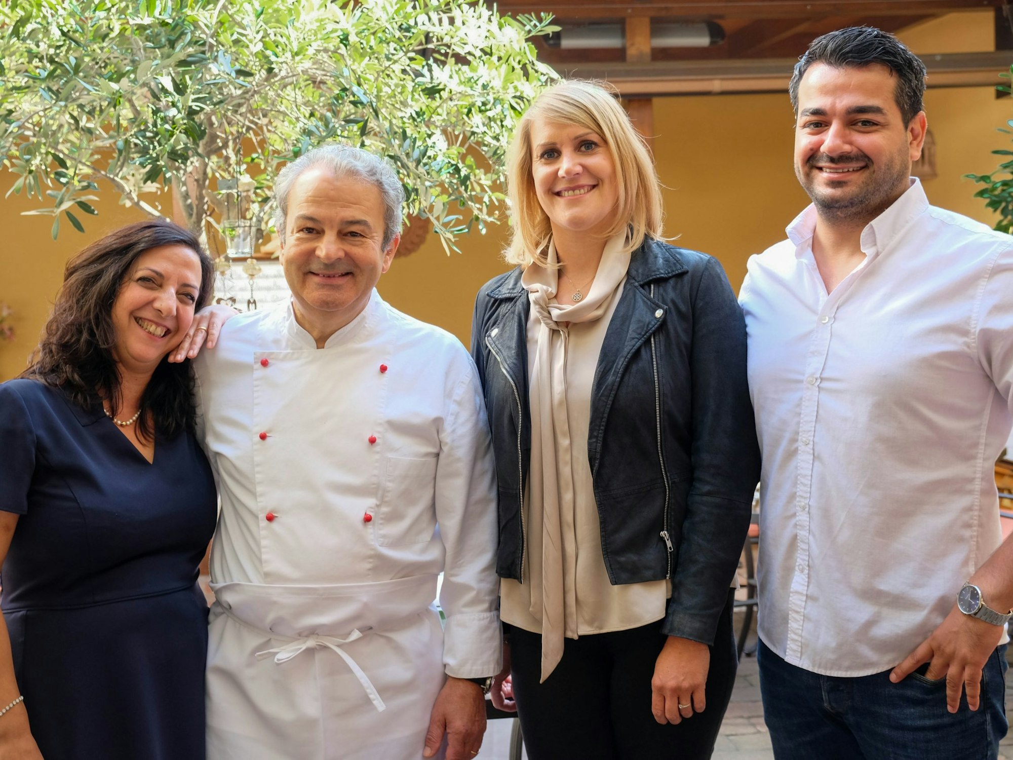 Das Ehepaar Medaina mit Julia Komp und Lebensgefährte Yunus Özananar.