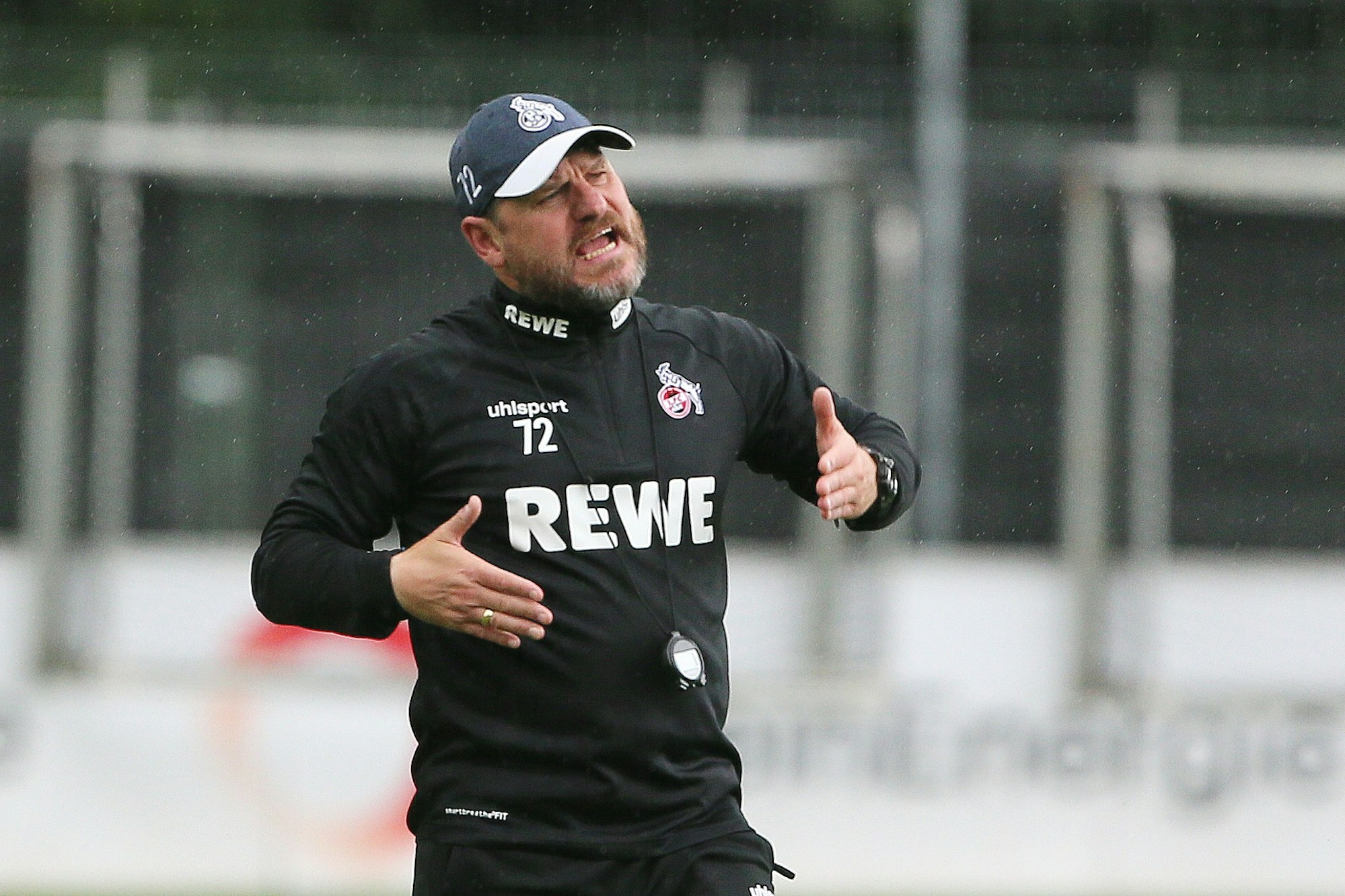 Steffen Baumgart (1. FC Köln) gestikuliert am 26.08.2021 im Training des 1. FC Köln.