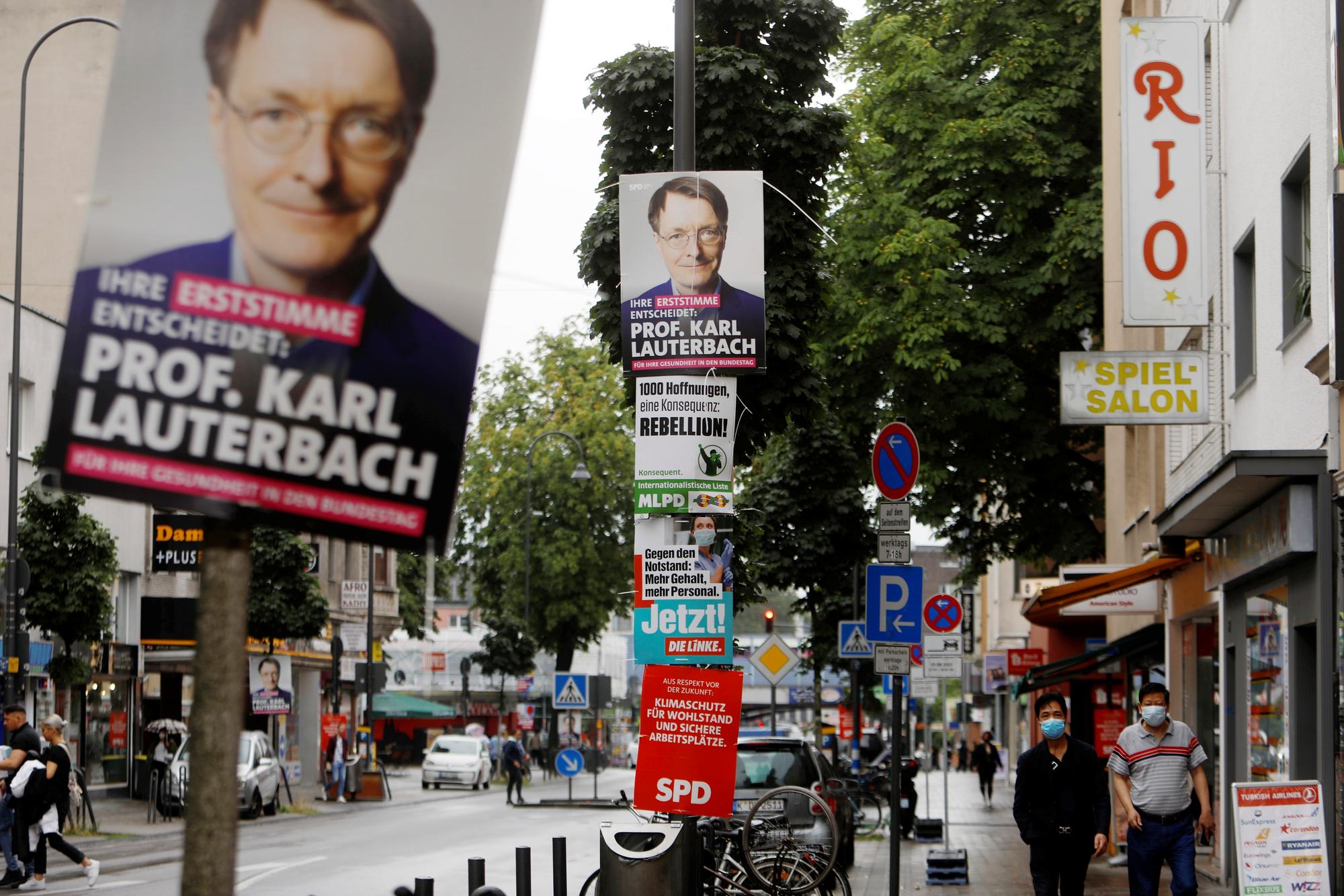 Wahlplakate von Karl Lauterbach in Köln.