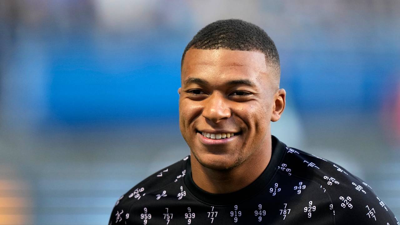 Kylian Mbappe von Paris lächelt beim Aufwärmen.
