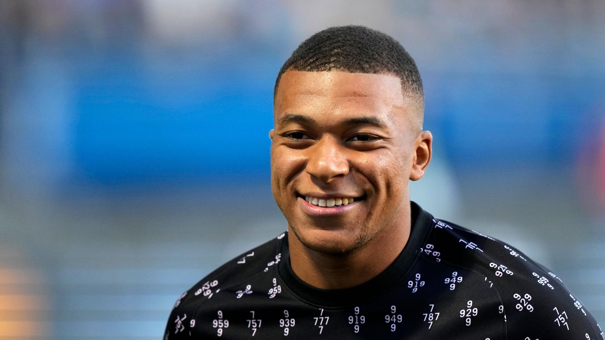 Kylian Mbappe von Paris lächelt beim Aufwärmen bei der Partie ES Troyes AC - Paris Saint-Germain.
