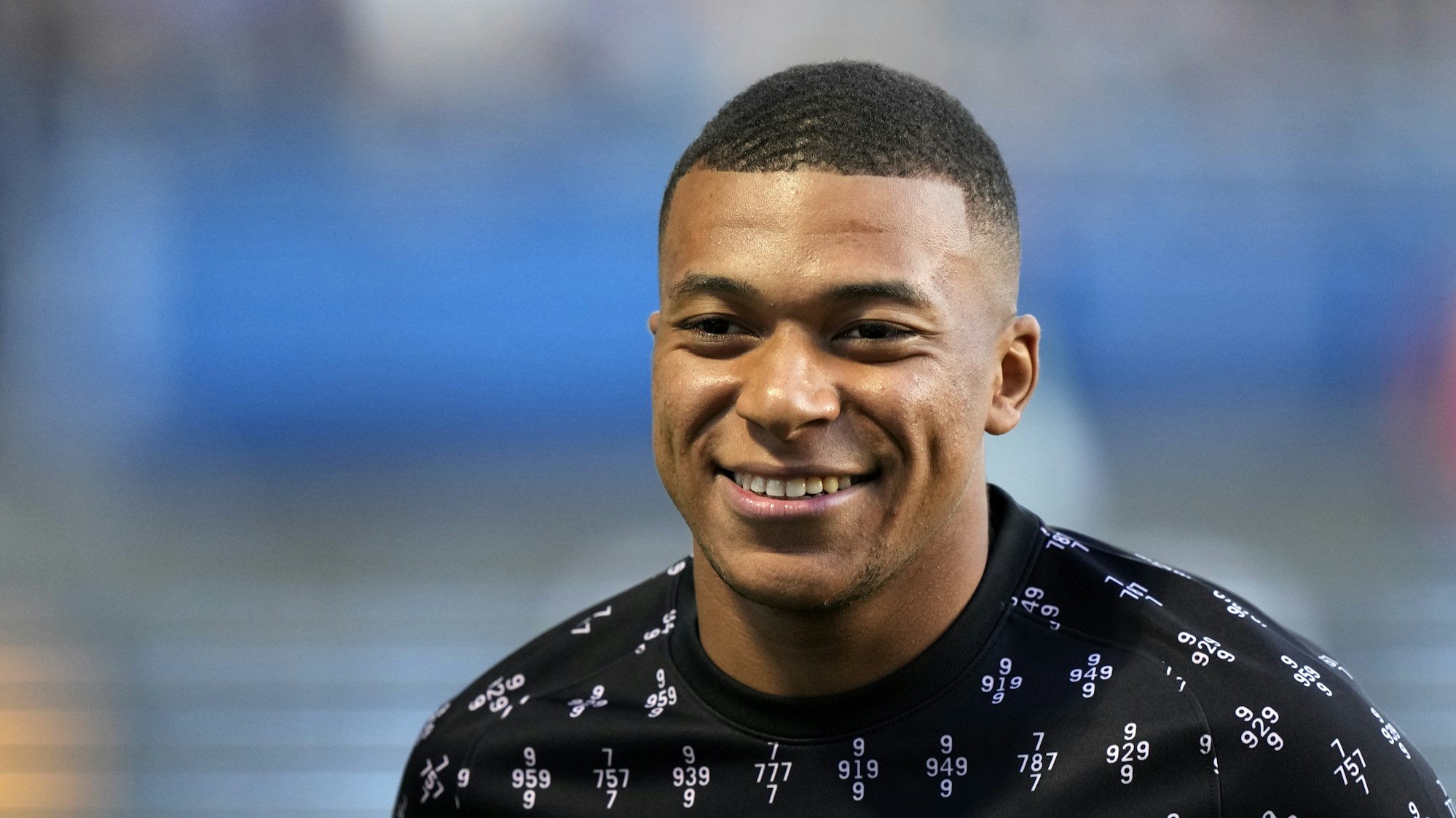 Kylian Mbappe von Paris lächelt beim Aufwärmen bei der Partie ES Troyes AC - Paris Saint-Germain.