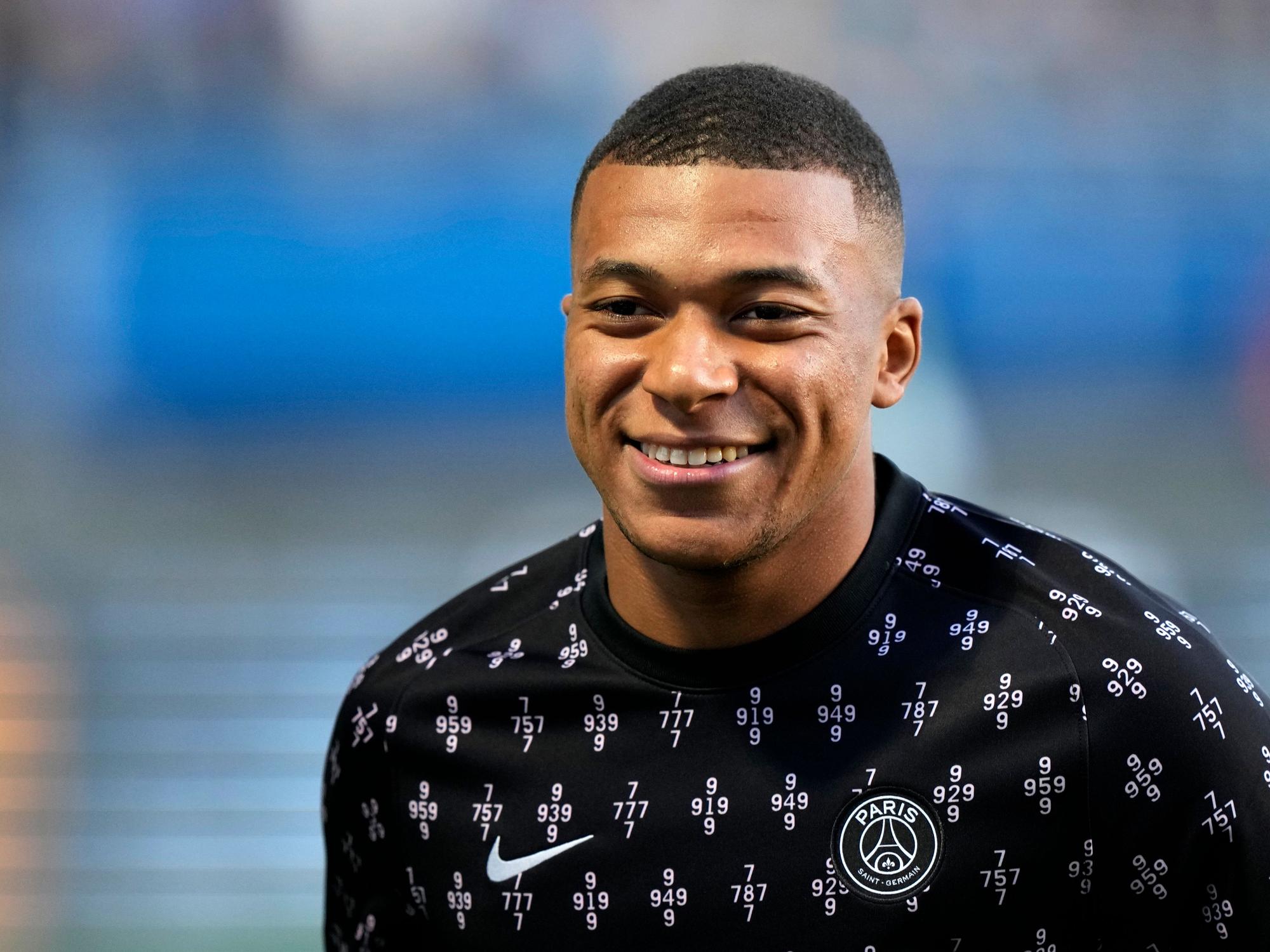 Kylian Mbappe von Paris lächelt beim Aufwärmen.