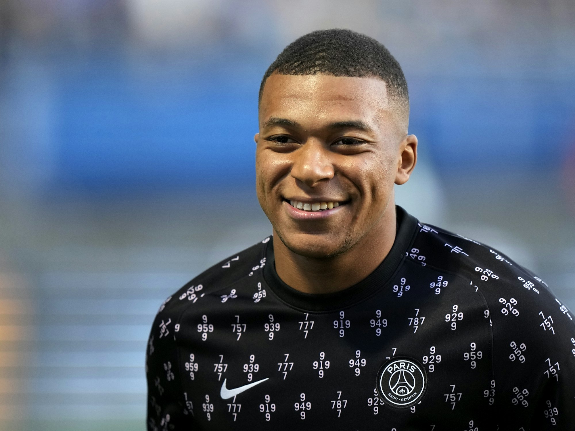 Kylian Mbappe von Paris lächelt beim Aufwärmen.