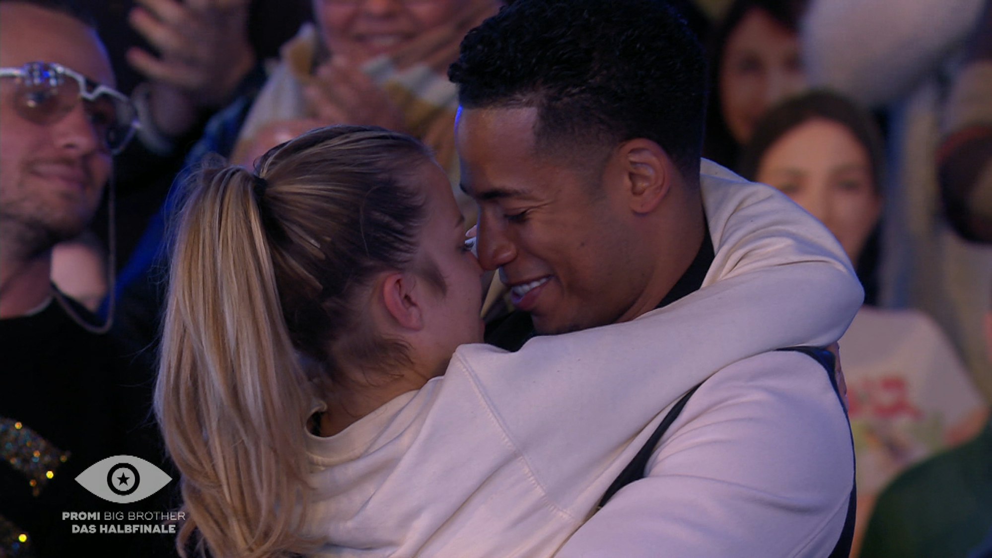 Ina Aogo umarmt ihren Mann Dennis Aogo nach ihrem Aus bei „Promi Big Brother“ 2021