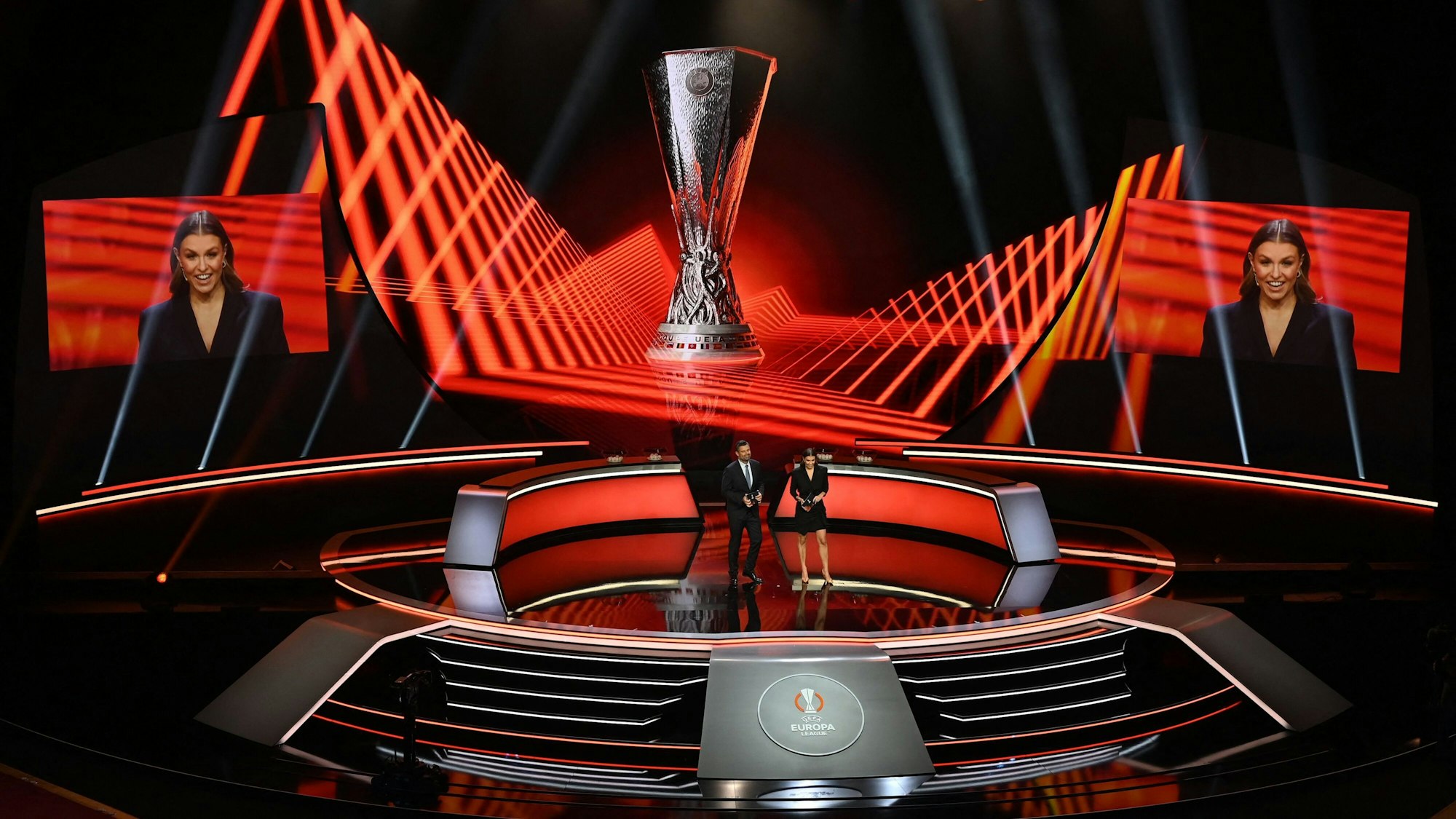 Laura Wontorra und Pedro Pinto moderieren die Auslosung zur Gruppenphase der Europa League.