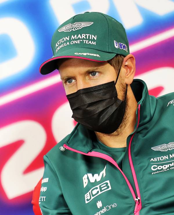 Sebastian Vettel vom Team Aston-Martin nimmt an einer Pressekonferenz vor dem Rennen teil.