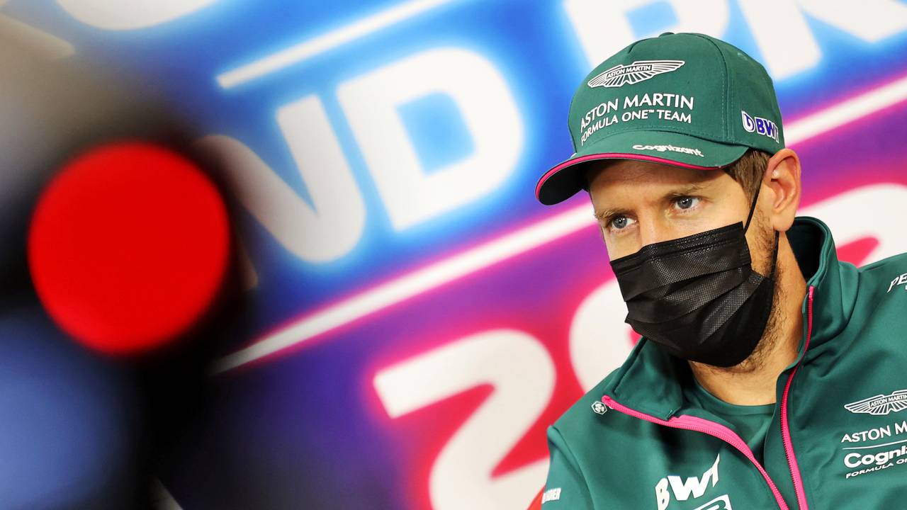 Sebastian Vettel vom Team Aston-Martin nimmt an einer Pressekonferenz vor dem Rennen teil.