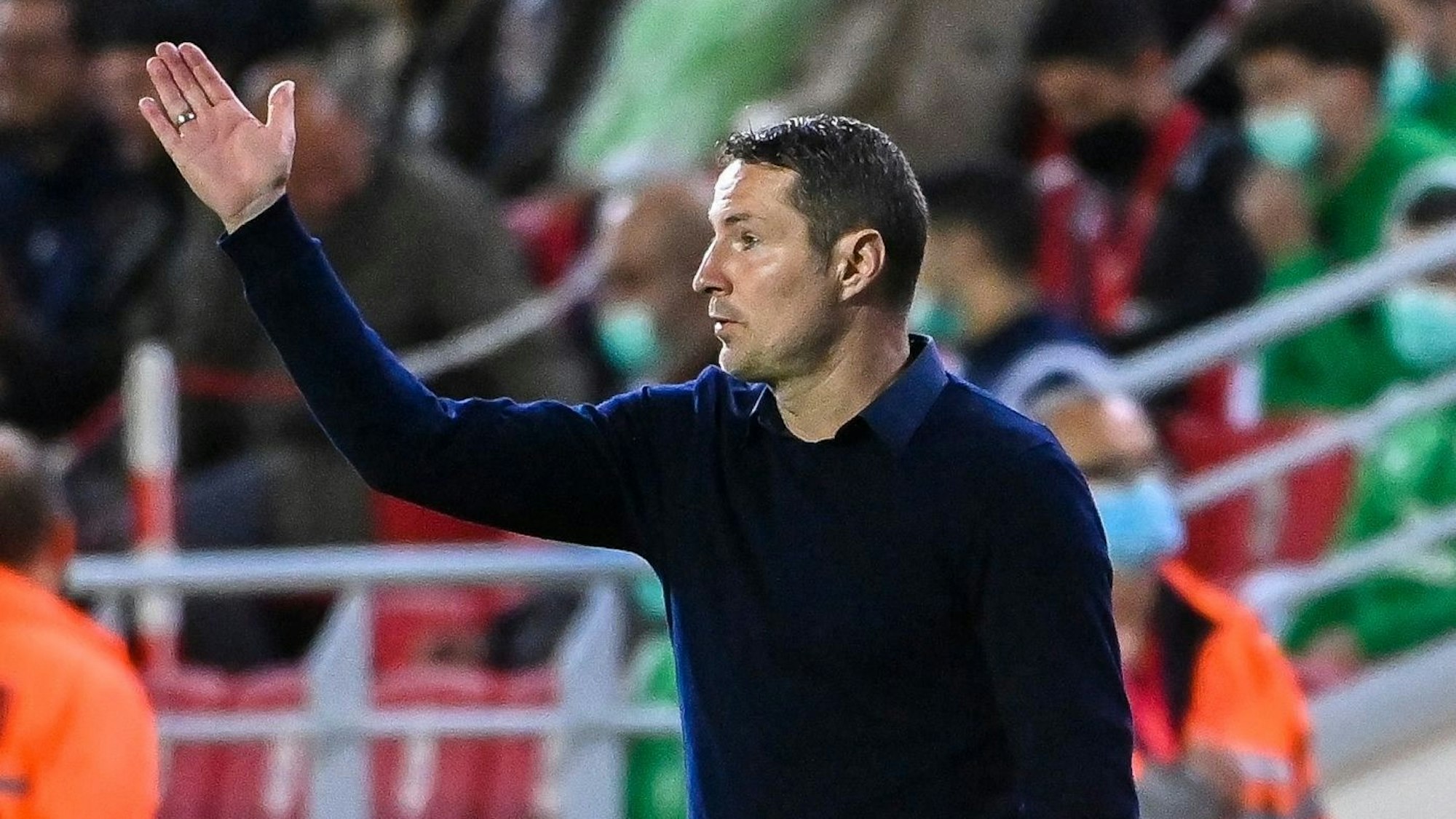 Brian Priske gibt im Spiel von Royal Antwerpen Anweisungen.