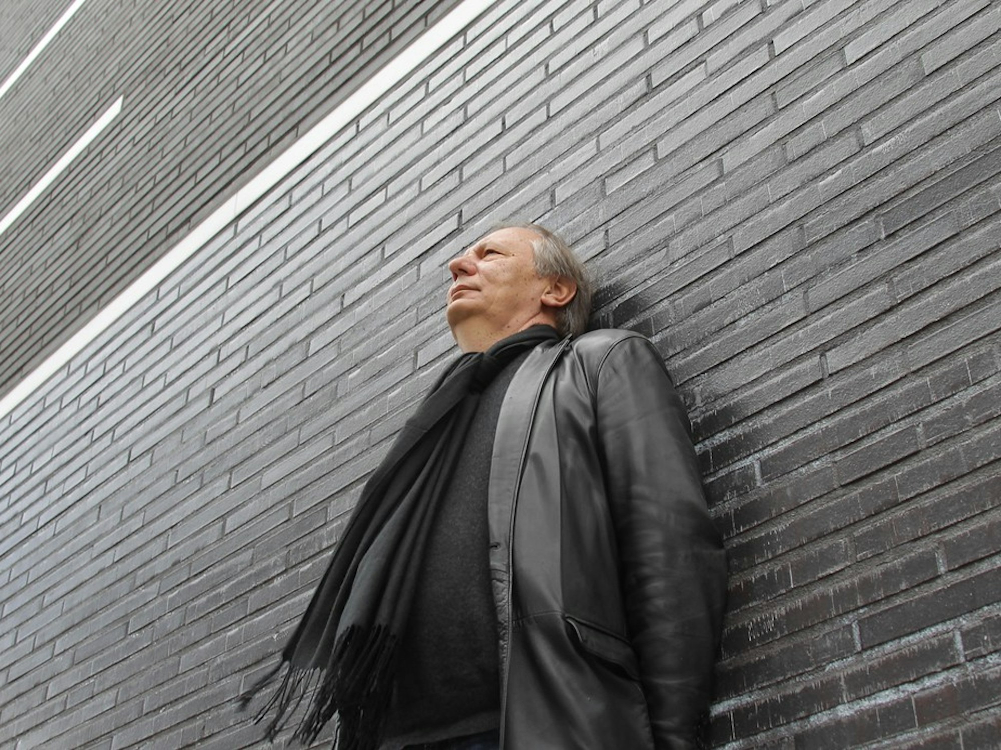 Wilfried Schmickler vor der Comedia in der Südstadt