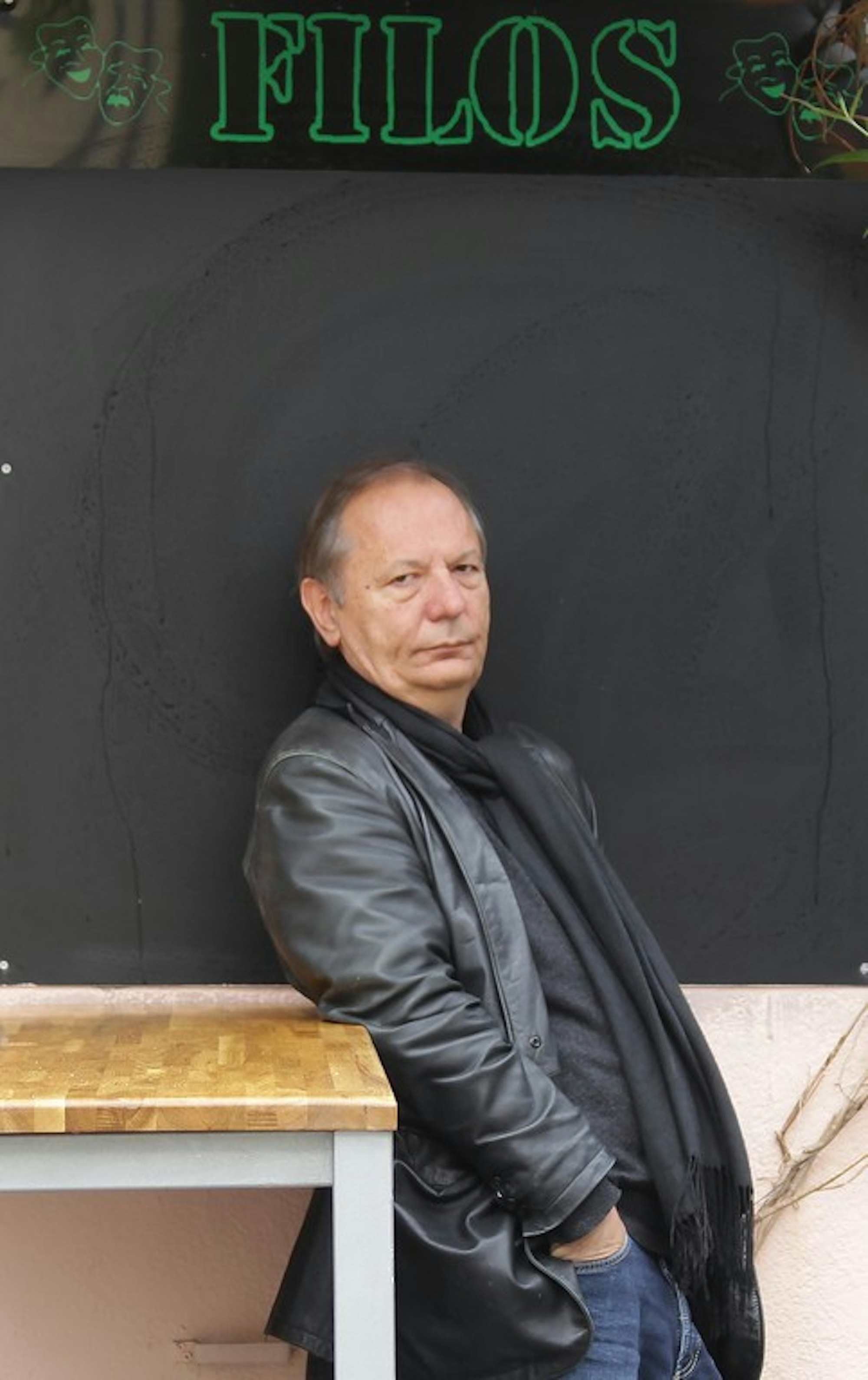 Wilfried Schmickler vor dem Filos in der Kölner Südstadt.