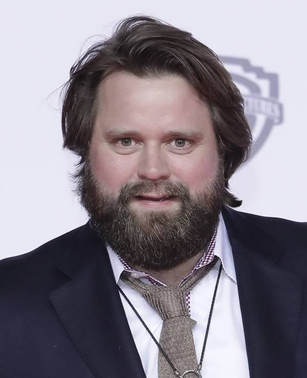 Der Schauspieler Antoine Monot jr. lächelt in die Kamera.