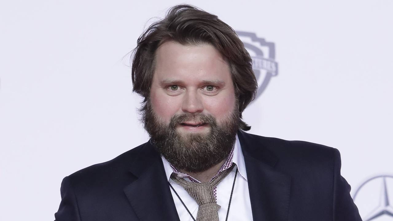 Der Schauspieler Antoine Monot jr. lächelt in die Kamera.