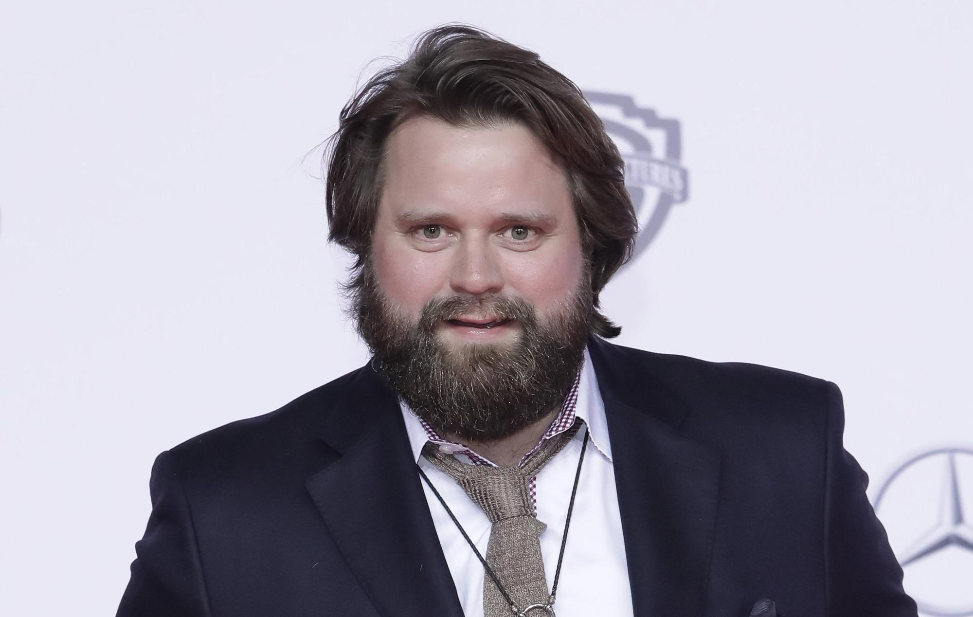 Der Schauspieler Antoine Monot jr. lächelt in die Kamera.