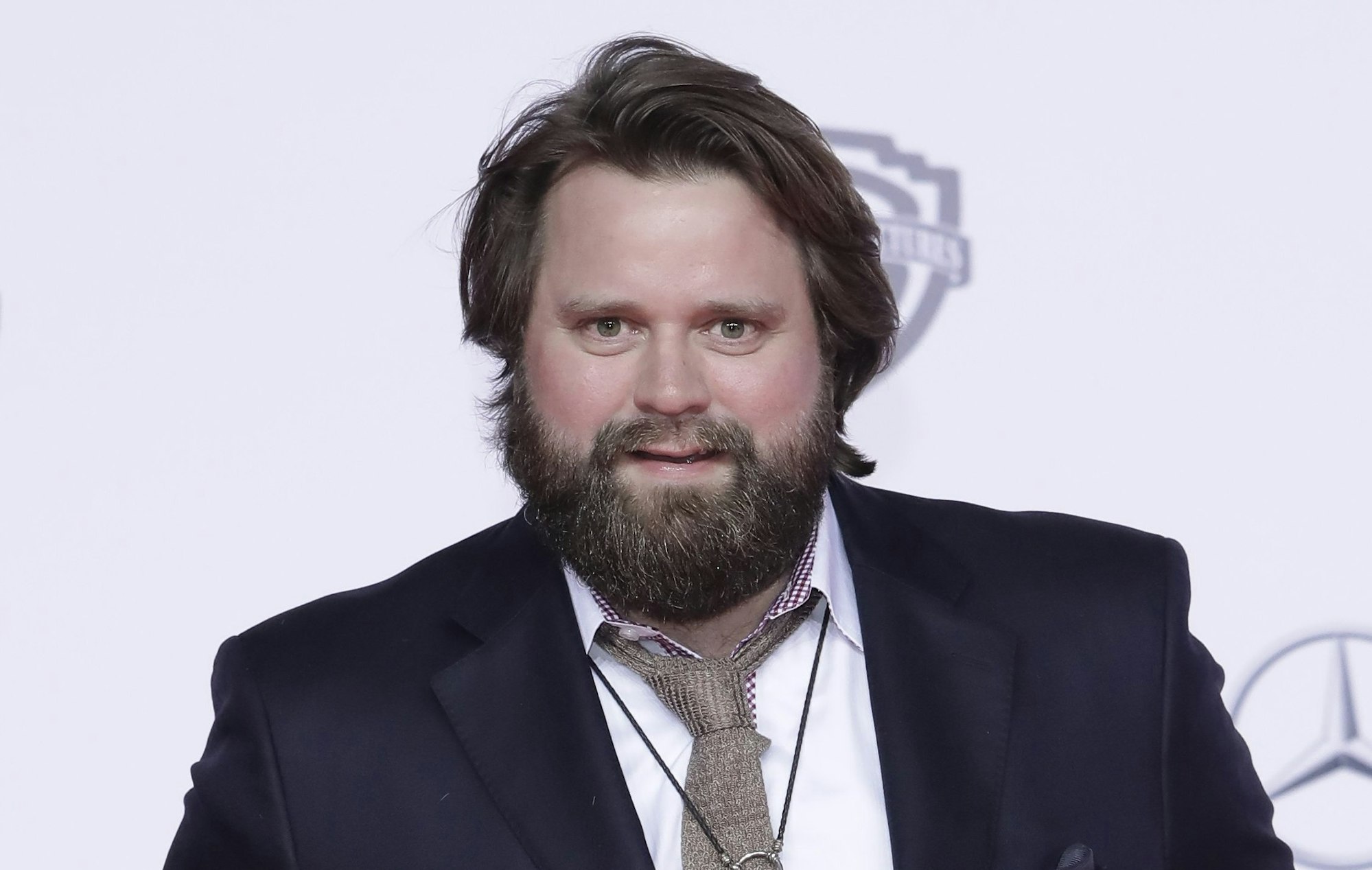 Der Schauspieler Antoine Monot jr. lächelt in die Kamera.