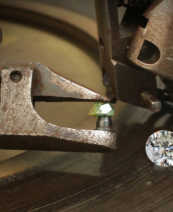 Ein Diamant liegt nehmen einem Schleifwerkzeug.
