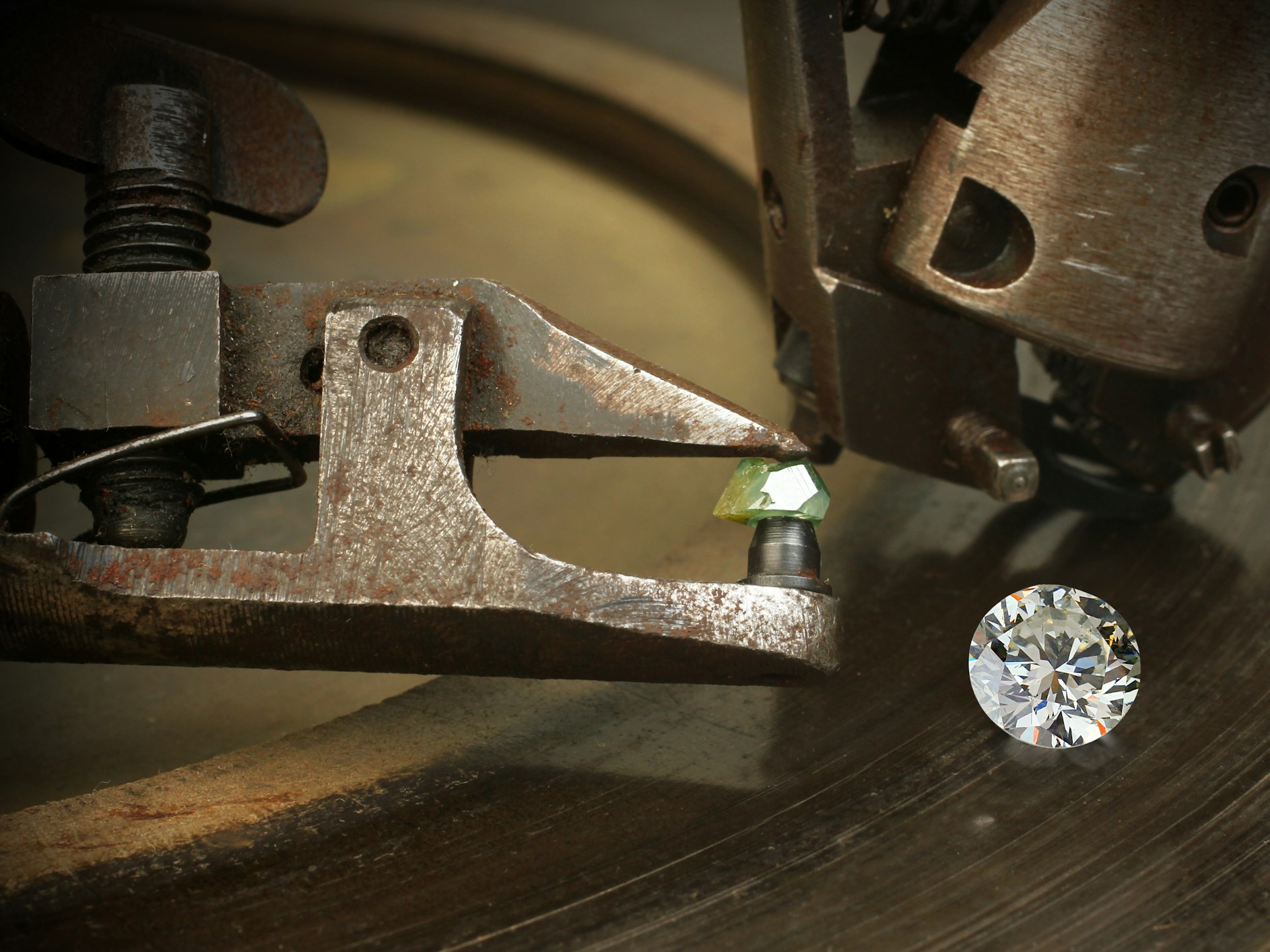 Ein Diamant liegt nehmen einem Schleifwerkzeug.