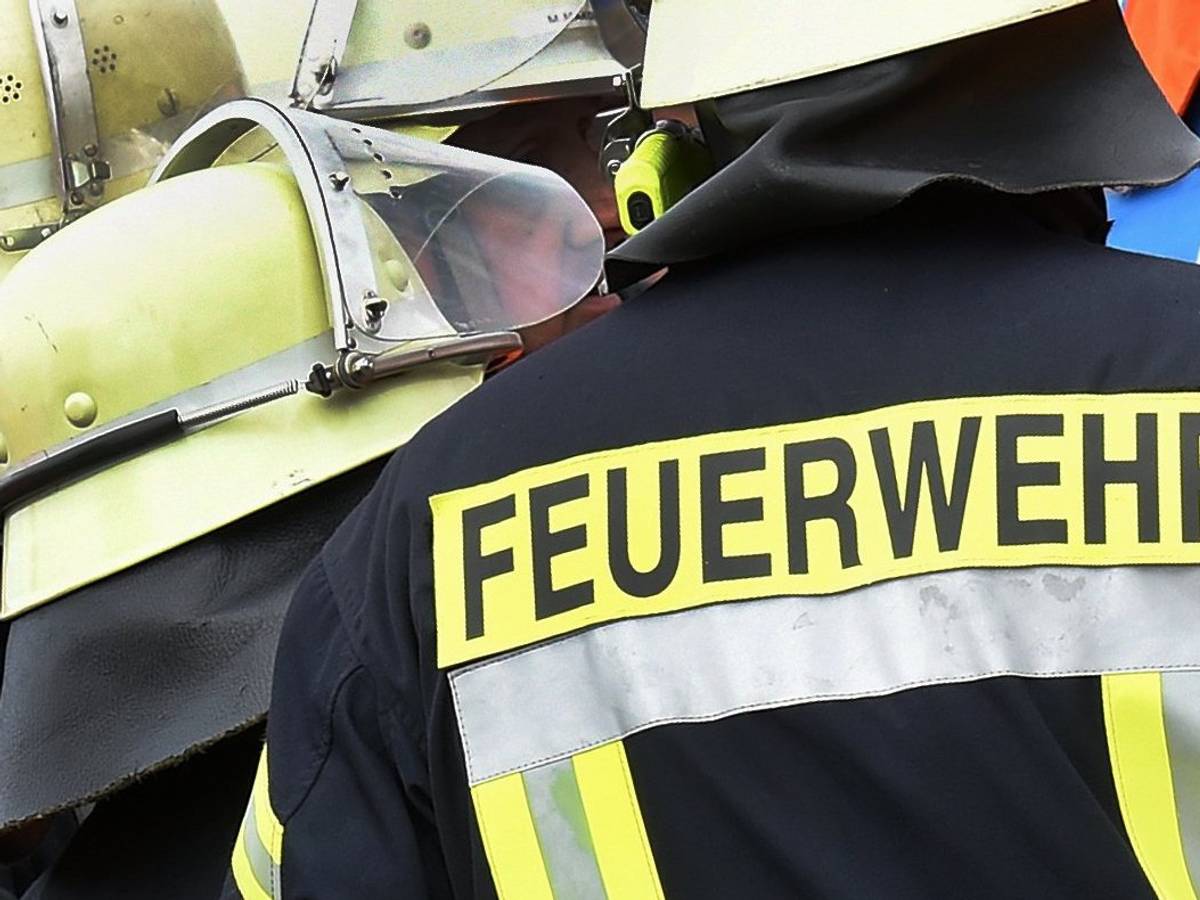 Der Schriftzug Feuerwehr steht während einer Rettungs-Übung an der Jacke eines Feuerwehrmannes, es handelt sich um ein Symbolfoto aus dem Jahr 2014