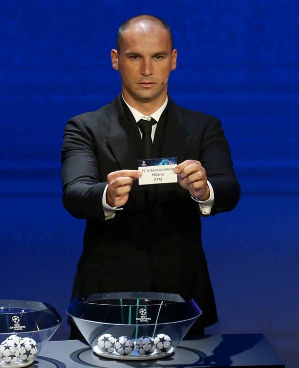 Branislav Ivanovic zeigt ein Los mit der Aufschrift Inter Mailand.