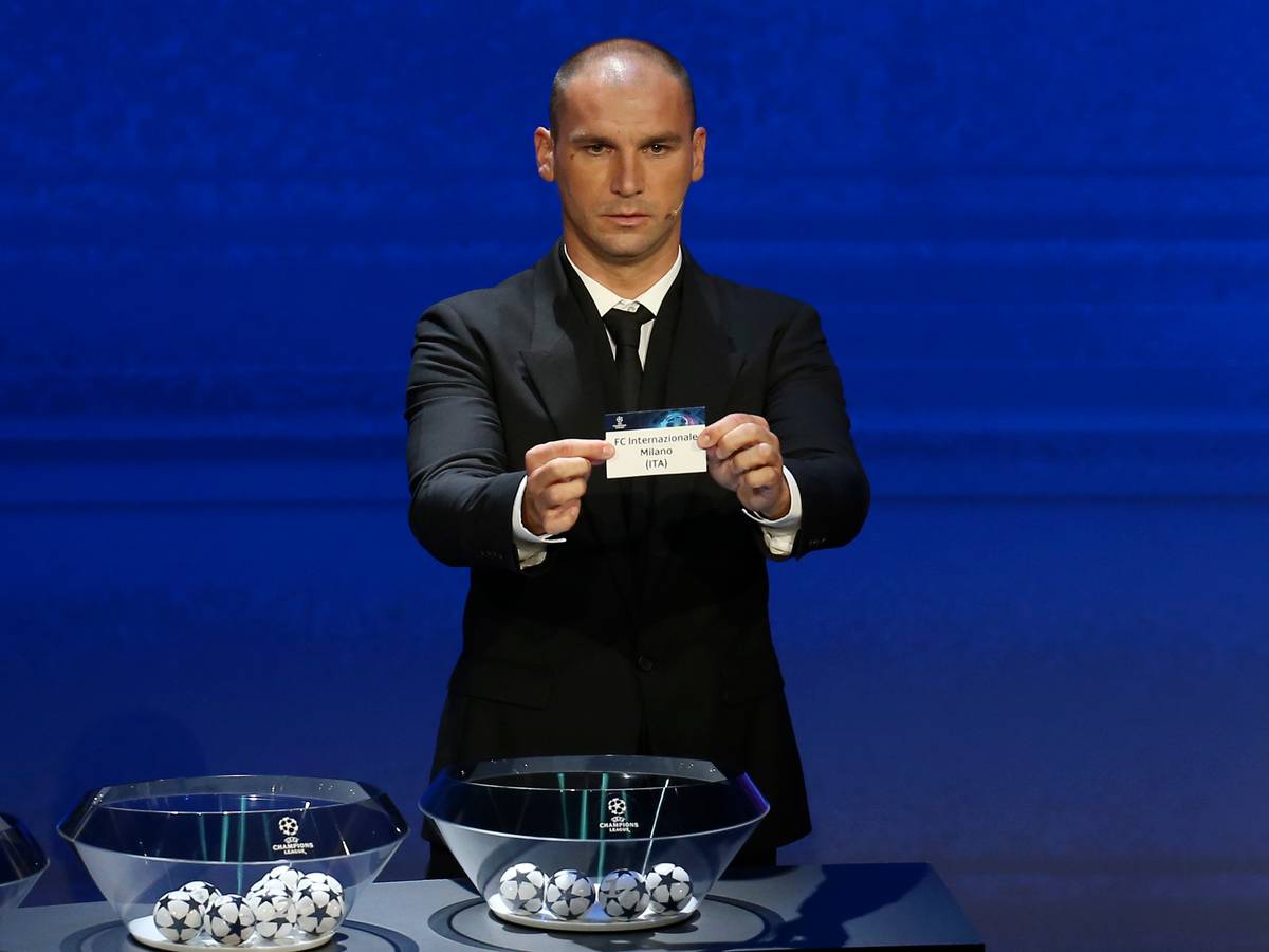 Branislav Ivanovic zeigt ein Los mit der Aufschrift Inter Mailand.
