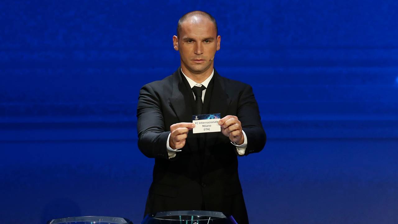 Branislav Ivanovic zeigt ein Los mit der Aufschrift Inter Mailand.