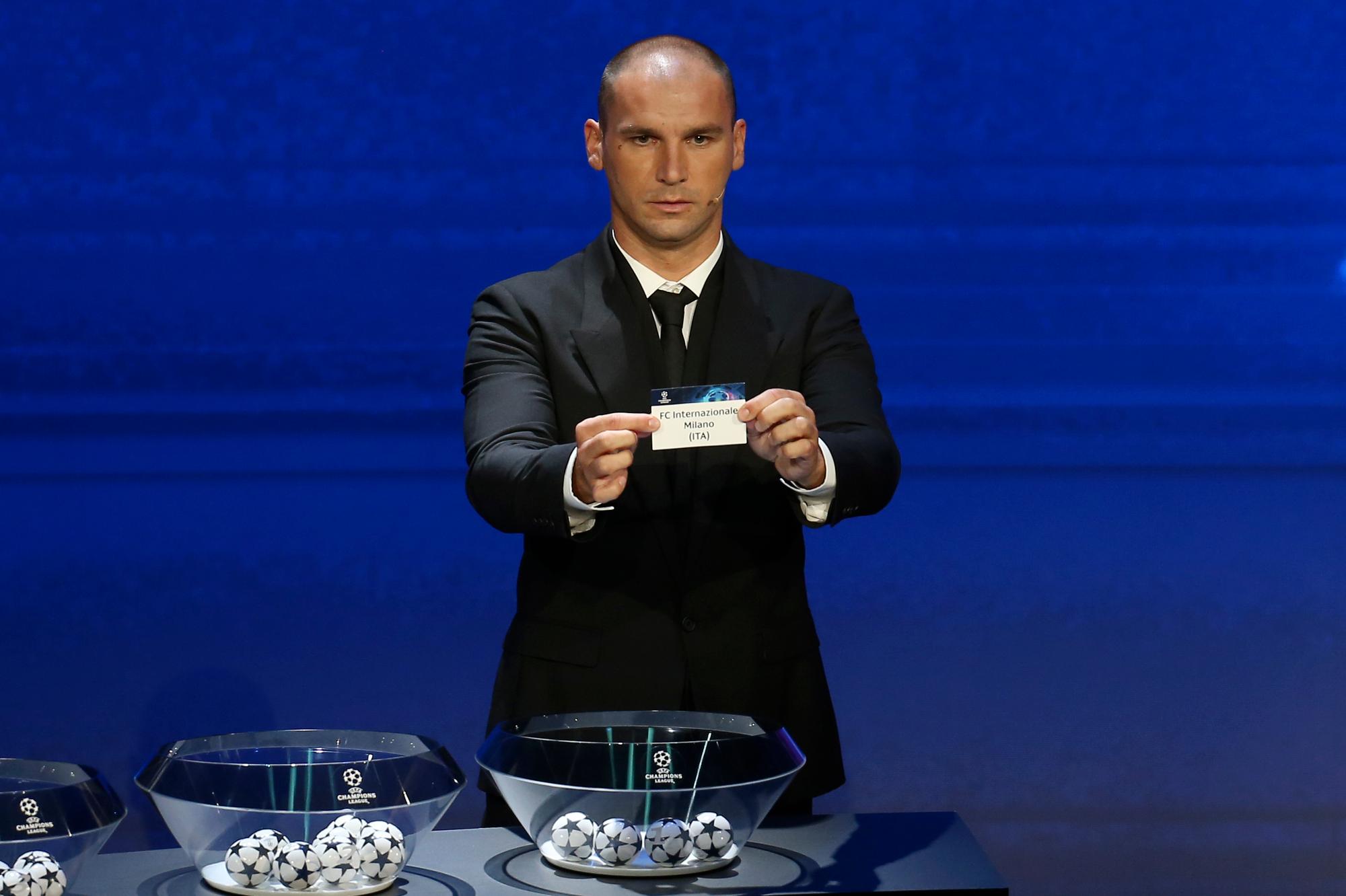 Branislav Ivanovic zeigt ein Los mit der Aufschrift Inter Mailand.