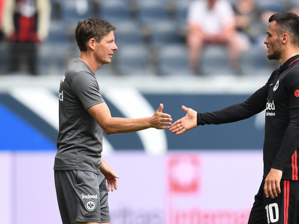 Frankfurts Cheftrainer Oliver Glasner (l) und Filip Kostic geben sich nach dem 2:1-Sieg die Hand