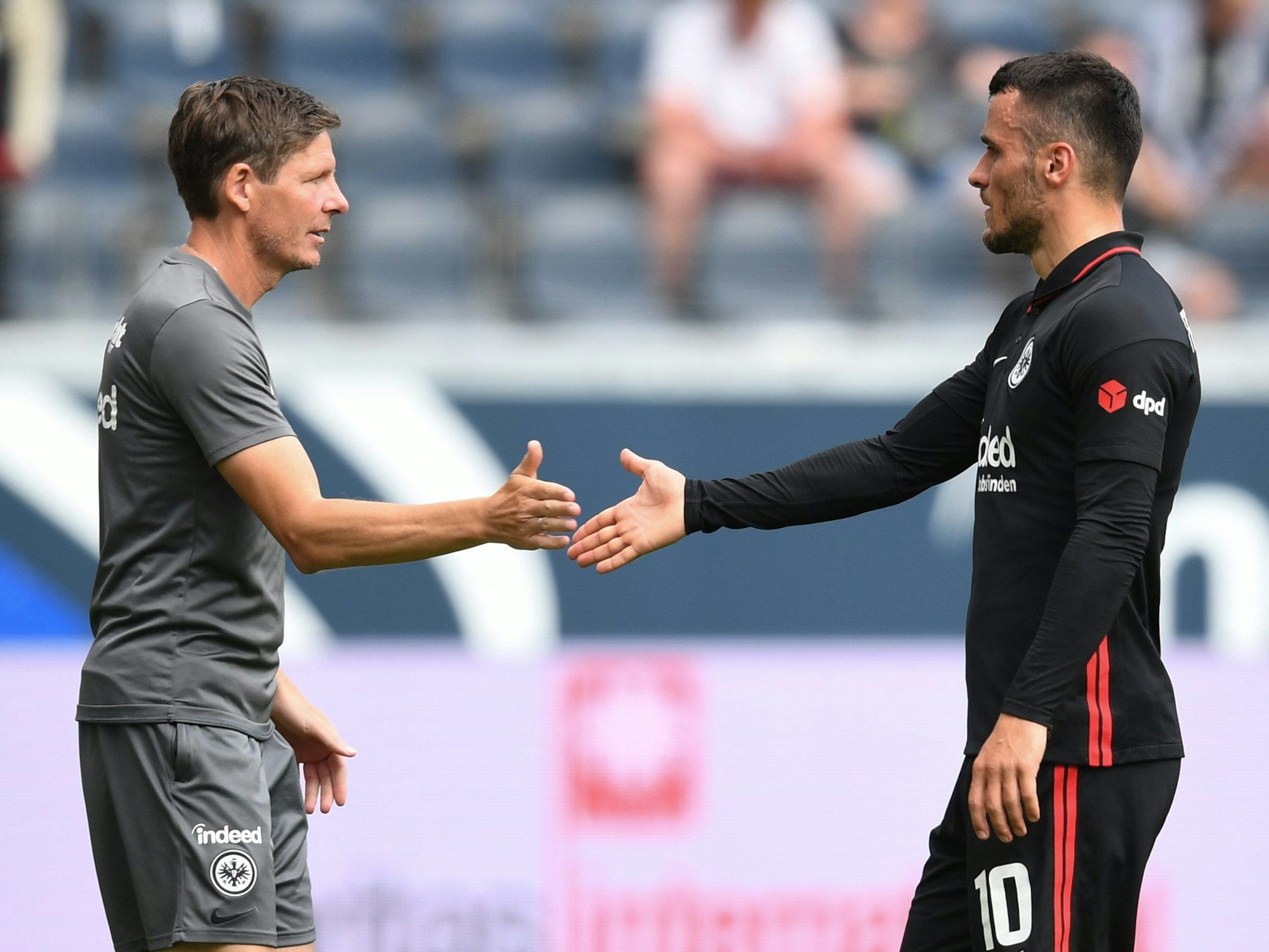Frankfurts Cheftrainer Oliver Glasner (l) und Filip Kostic geben sich nach dem 2:1-Sieg die Hand