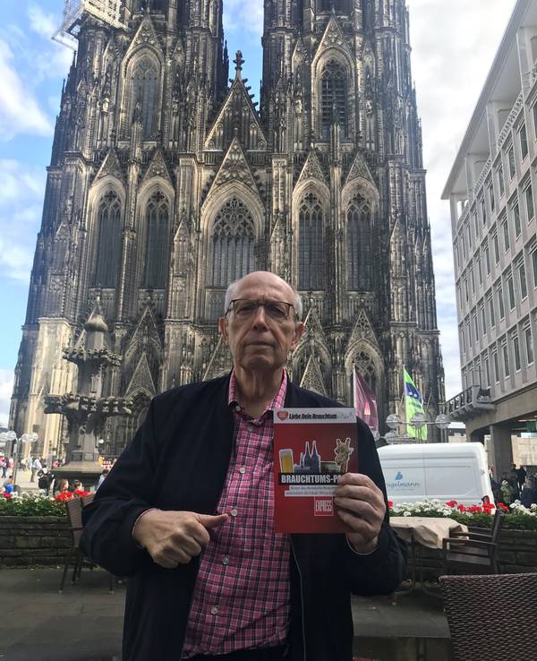 Reiner „Calli“ Calmund mit dem Brauchtums-Pass vom EXPRESS.