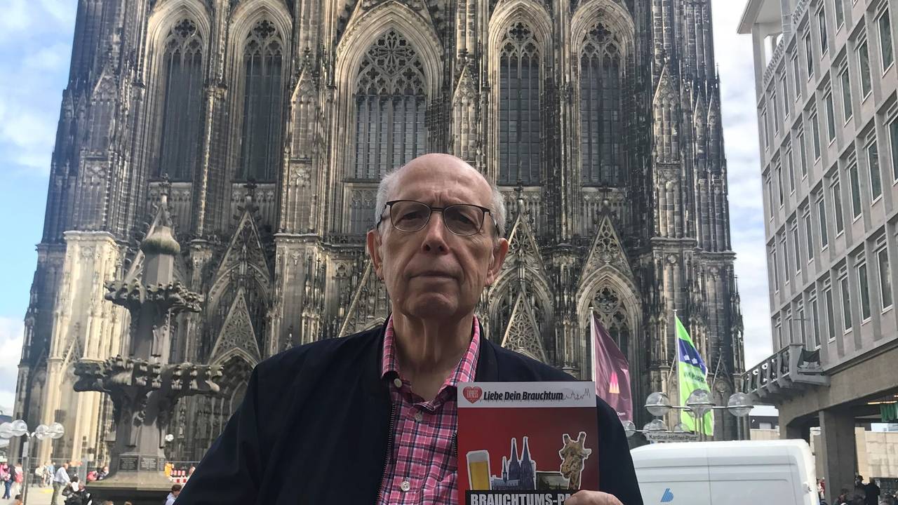 Reiner „Calli“ Calmund mit dem Brauchtums-Pass vom EXPRESS.