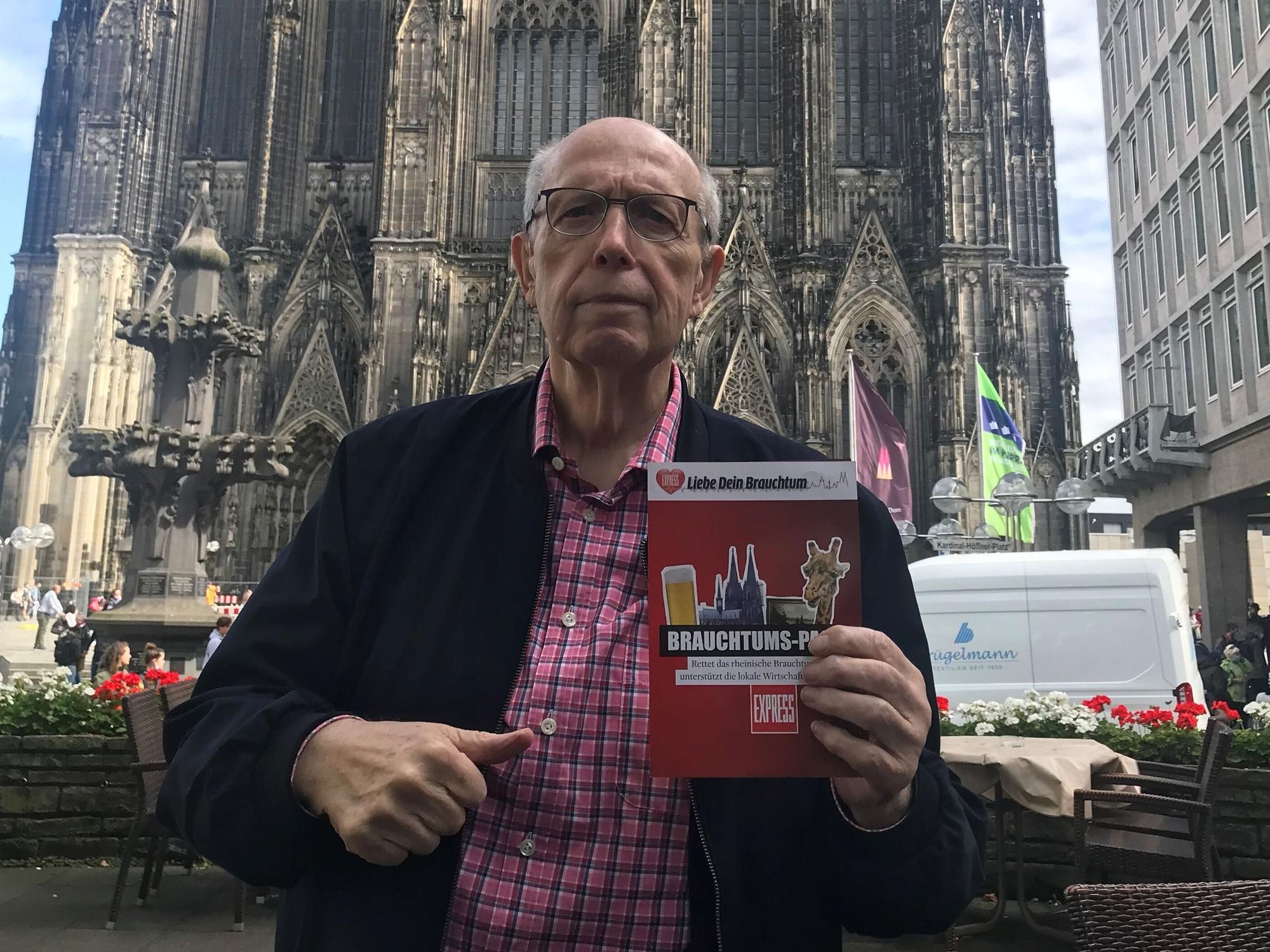 Reiner „Calli“ Calmund mit dem Brauchtums-Pass vom EXPRESS.