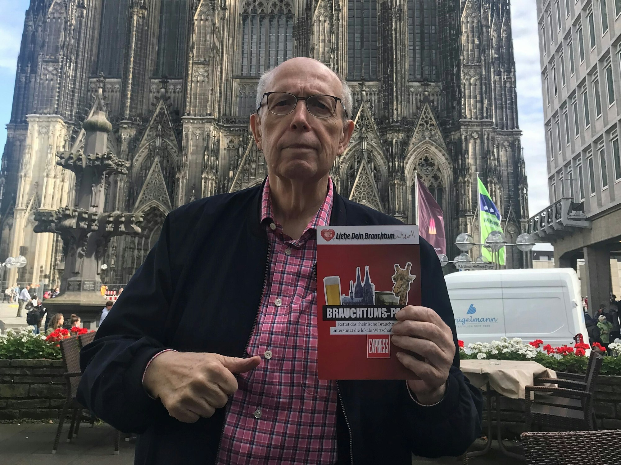 Reiner „Calli“ Calmund mit dem Brauchtums-Pass vom EXPRESS.