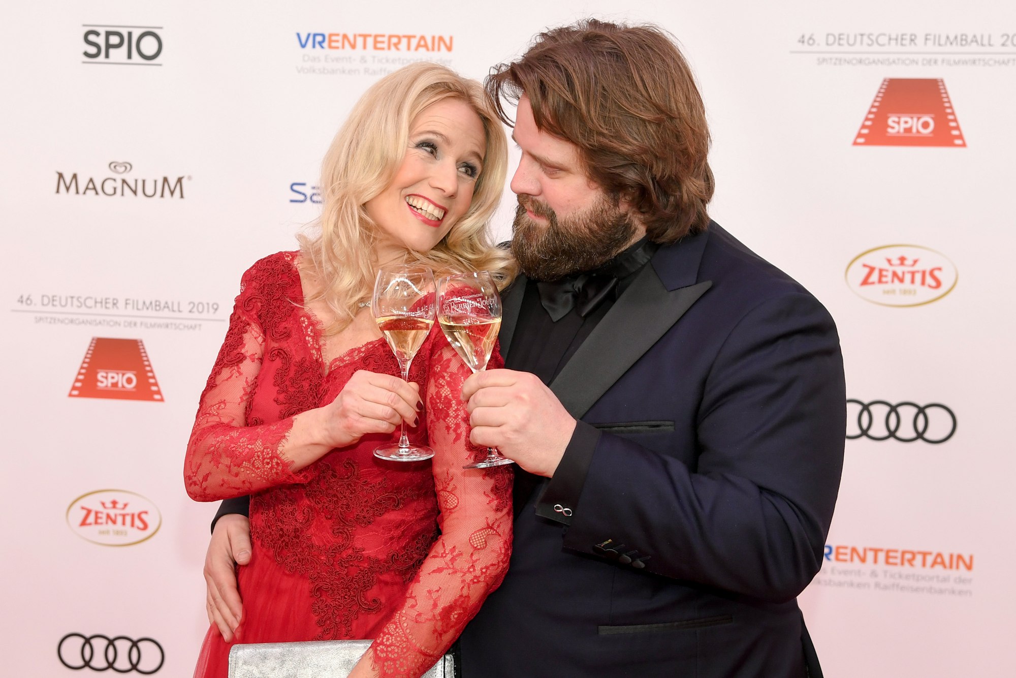 Antoine Monot Jr., Schauspieler und seine Partnerin Stefanie Sick, kommen zum 46. Deutscher Filmball 2019 in das Hotel Bayerischer Hof und trinken Champagner.