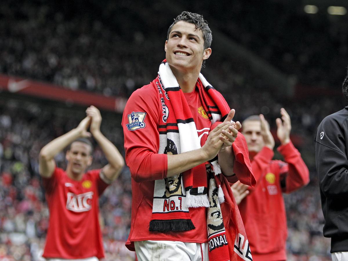 Cristiano Ronaldo, klatscht bei einer Ehrenrunde im Dress von Manchester United.
