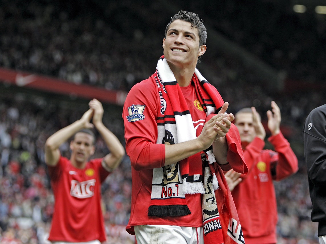 Cristiano Ronaldo, klatscht bei einer Ehrenrunde im Dress von Manchester United.