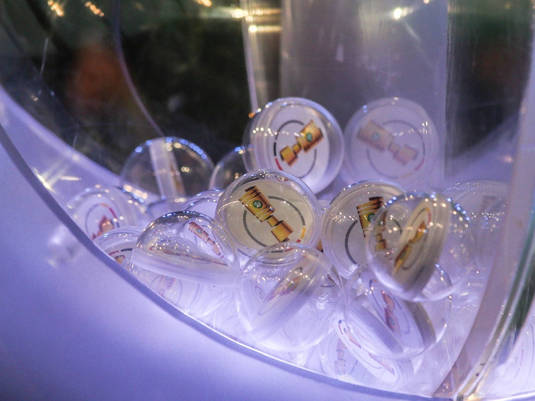 Loskugeln in der Lostrommel bei der DFB-Pokal Auslosung.