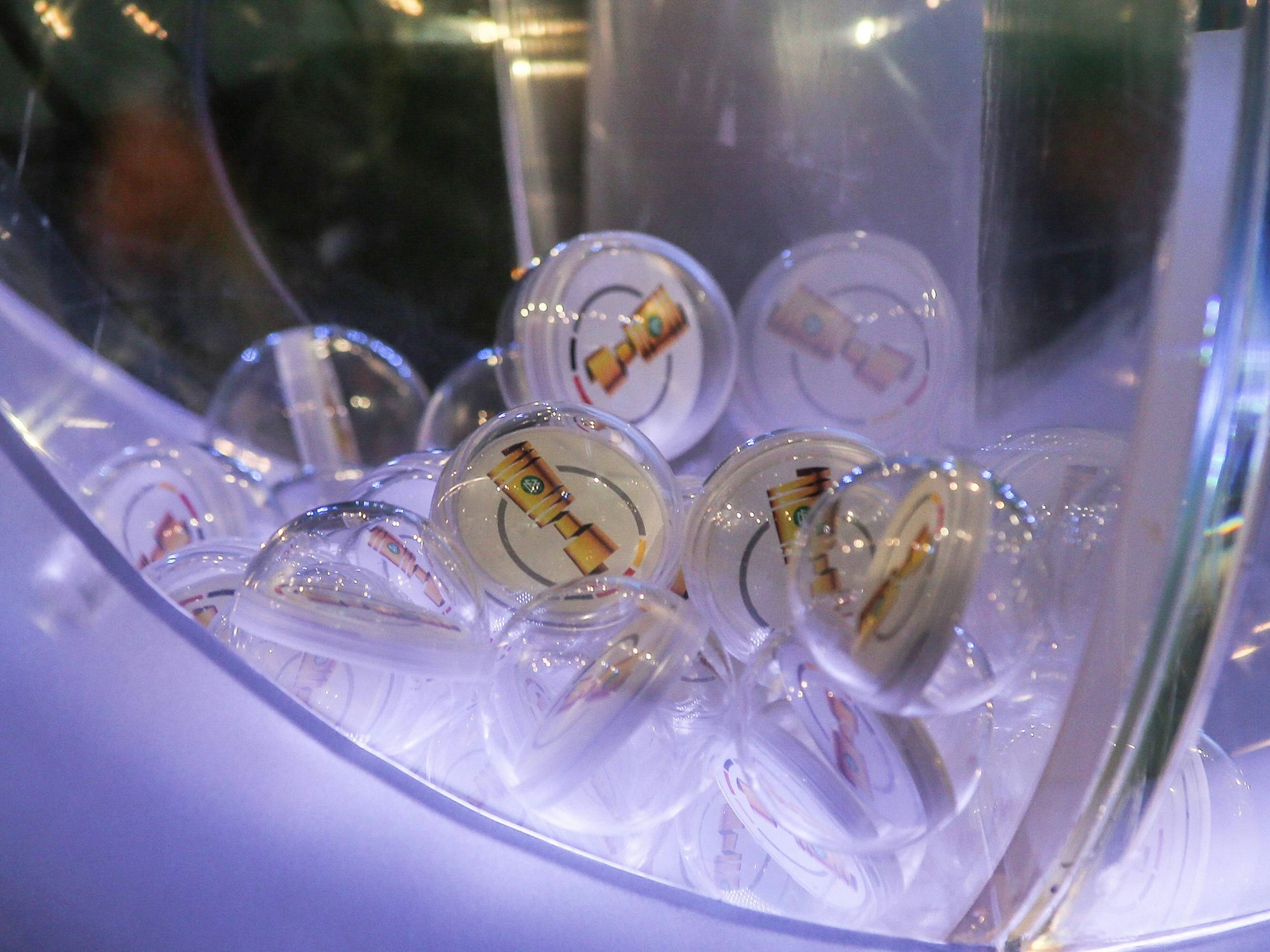 Loskugeln in der Lostrommel bei der DFB-Pokal Auslosung.